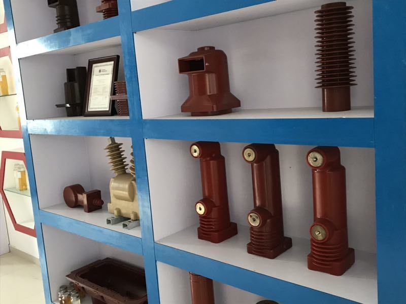 Resina epossidica ignifuga per isolamento elettrico da 10 a 100 KV ad alto TG (70 a 125 °C) e processo di colata e colata